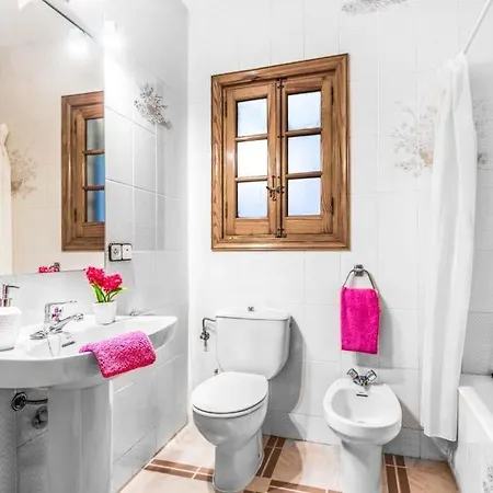 Sleeps 6 Pool Air Con Wifi